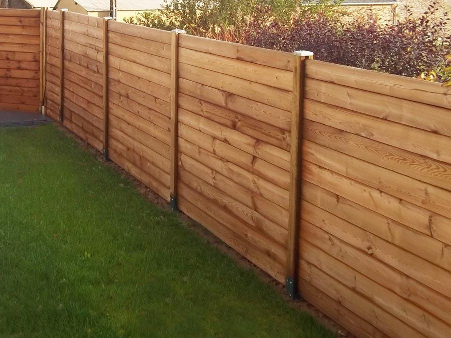 Une clôture en bardage bois pour votre jardin